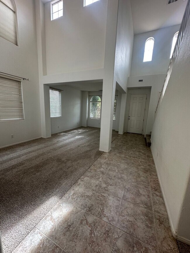 Building Photo - Beautiful Henderson Home With Pool