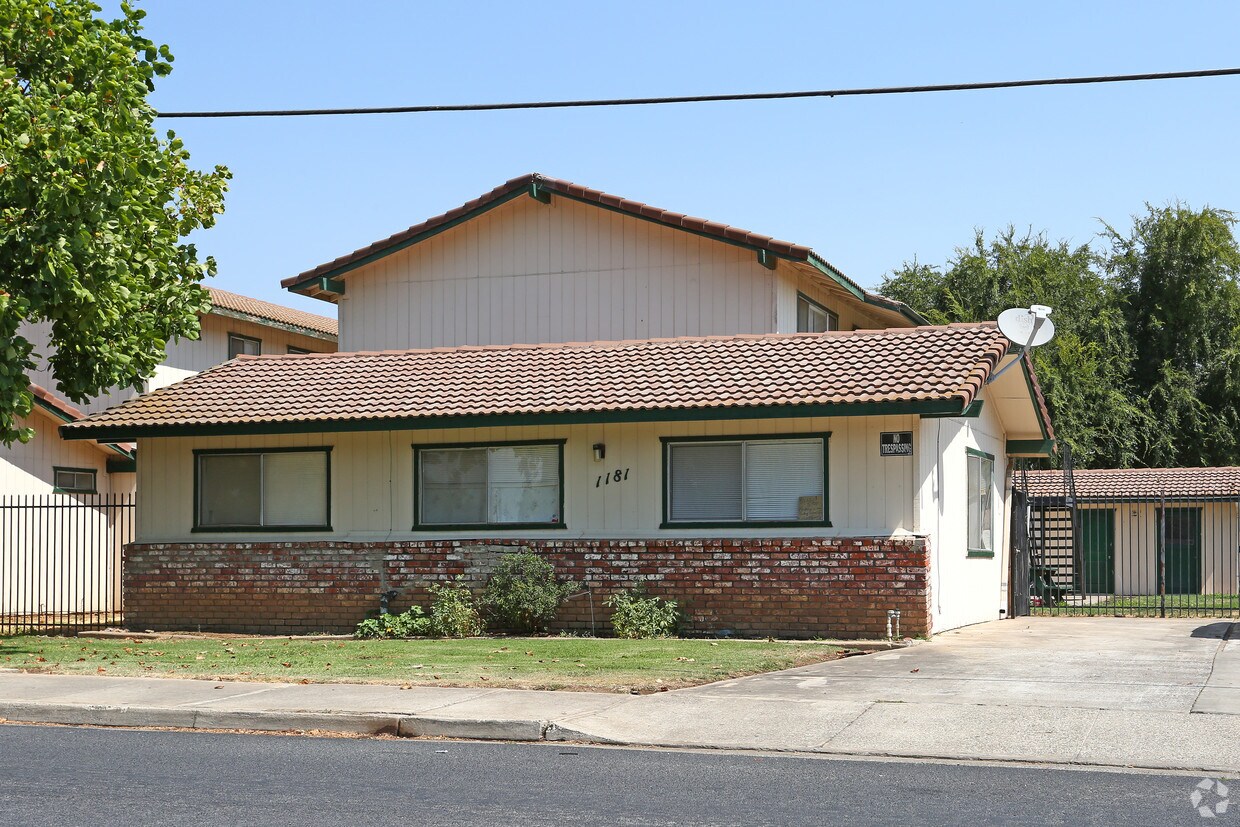 Primary Photo - Evergreen Apartments