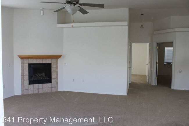 Building Photo - 2060 Hubbard Ln