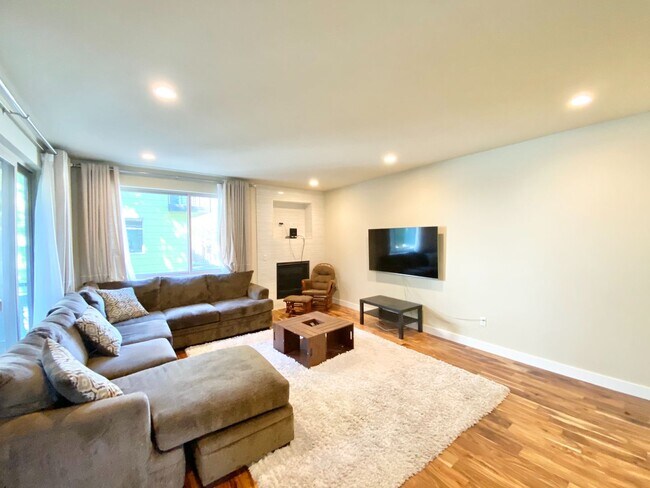 Foto del edificio - Built in 2017 – Stunning Modern Home for R...