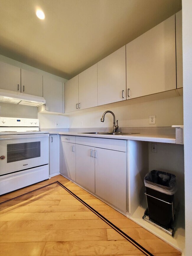 Foto del edificio - AVAILABLE  | Corner Location, One Bedroom,...