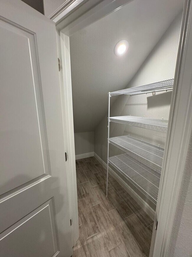 Building Photo - Beautifully maintained 3-bedroom, 2.5-bath townhome