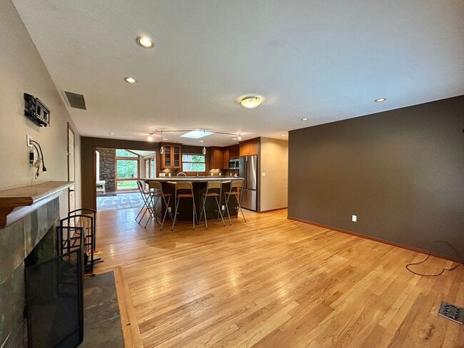 Building Photo - Tranquil Environment: 3 Bed, 1 Bath House