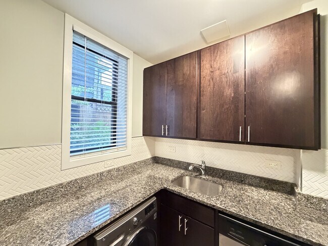 Building Photo - 913 Maple
