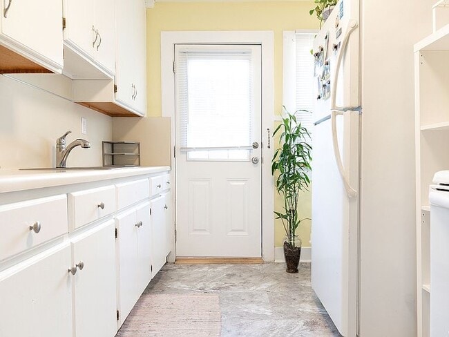Kitchen - 743 E 900 S