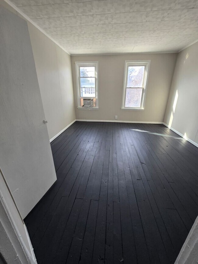 Foto del edificio - Renovated 4 Bedroom Home – Hardwood Floors Throughout – Available Now