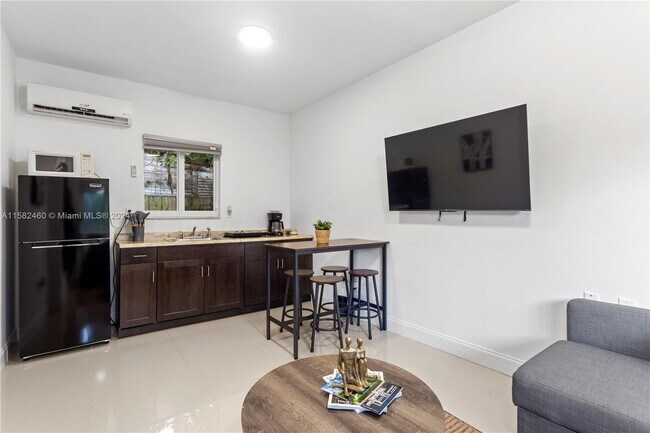 Foto del edificio - 327 NW 47th St