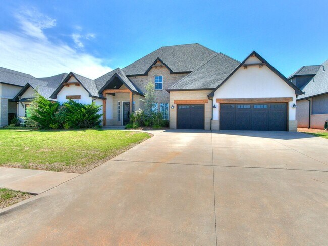 Foto del edificio - 5 Bedrooms + 3 Baths + Piedmont Schools