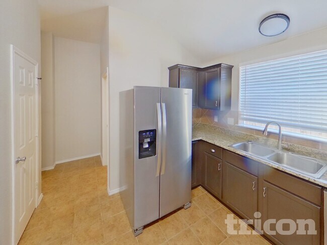 Foto del edificio - 13129 Padre Ave