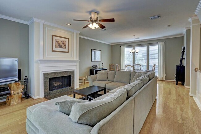 Building Photo - 2256 La Branch St