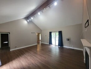 Building Photo - 6229 N Post Oak Rd