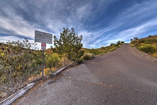 Building Photo - 301 E Jomax Rd