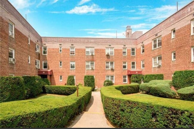 Building Photo - 20 Eastchester Rd
