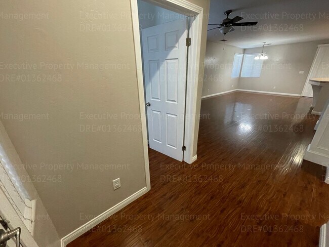 Foto del edificio - 4 bedrooms/ 2 bathrooms, with a patio.