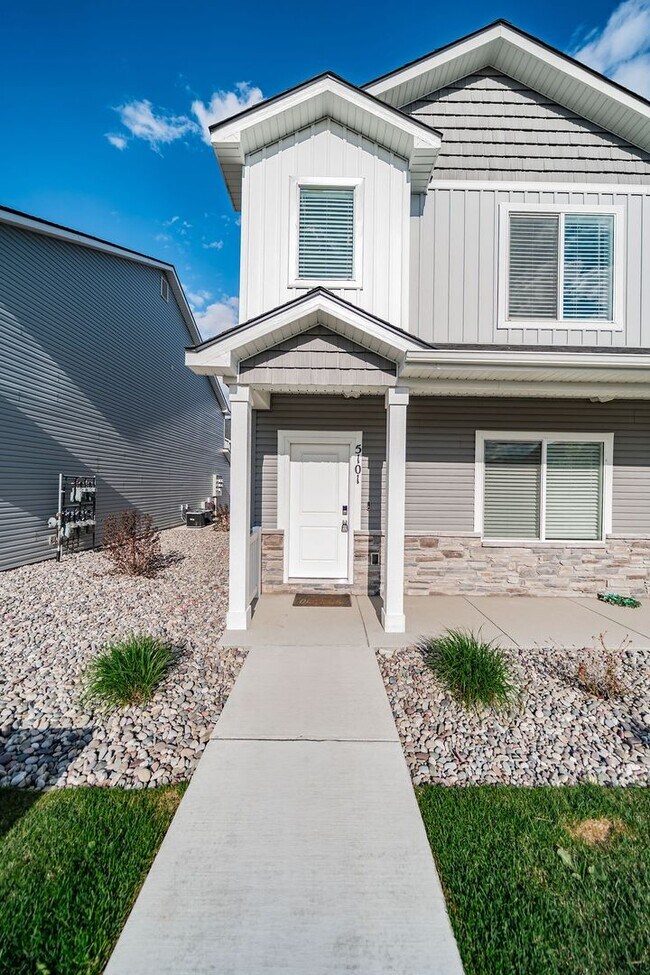 Building Photo - Beautiful 3-Bedroom Townhome in Summerfield Community – Resort-Style Amenities!