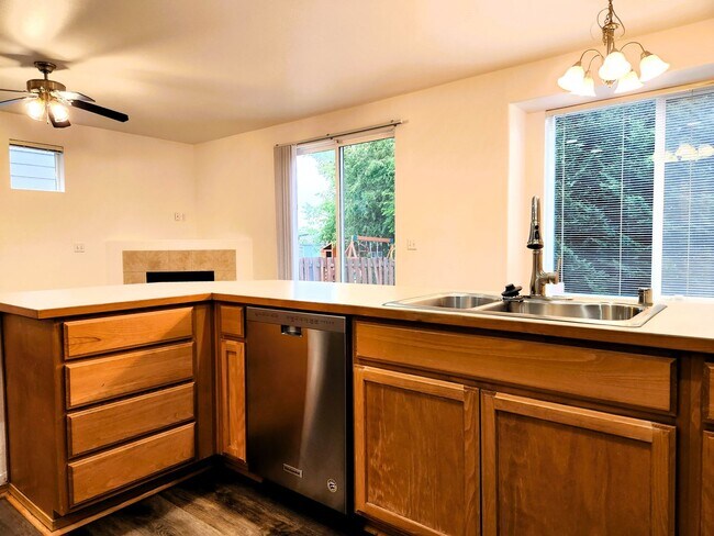 Foto del edificio - 3 bedroom 2.5 bathroom South Hill Charmer!