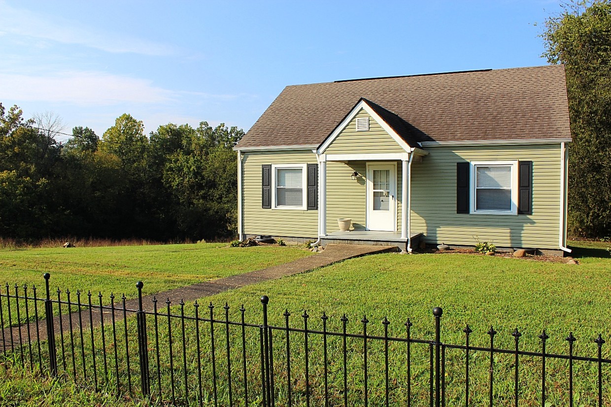 Foto principal - 2417 Airbase Rd