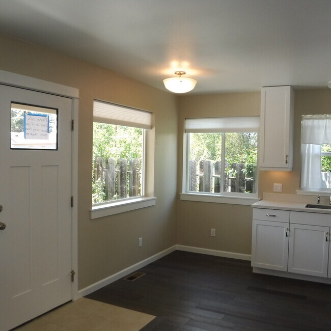 Building Photo - Light & Bright 2 Bed/2 Bath Mid-Town Cottage with Garage