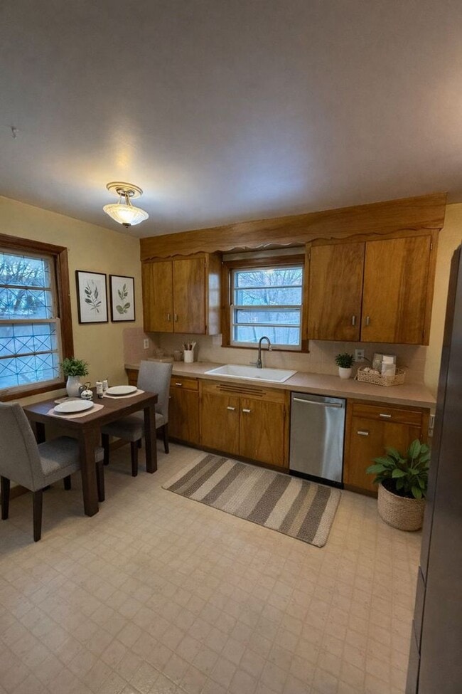 Building Photo - AVAILABLE NOW! - 2 Bed 1 Bath Home! Get 1/2 Off Your First Months Rent!