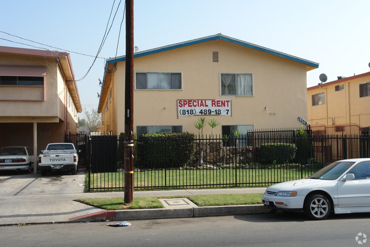 Building Photo - 8820 Tobias Ave