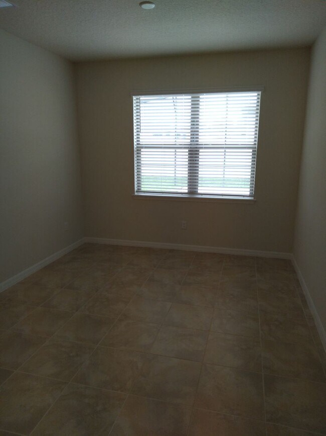 Building Photo - 3 bedroom, 2 bathroom in Davenport, Gated ...