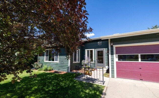 Foto del edificio - Charming 3-Bedroom Ranch for Rent in Prime...