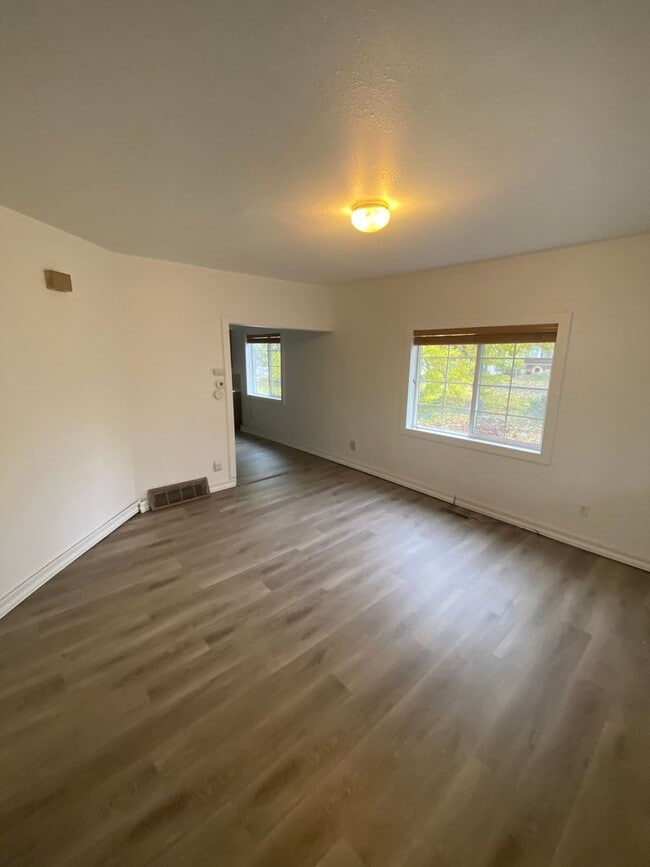 Building Photo - JAK Duplex
