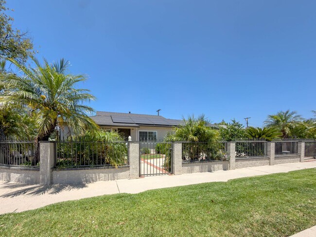 Foto del edificio - Resort Style 3Bed/3Bath in Northridge!