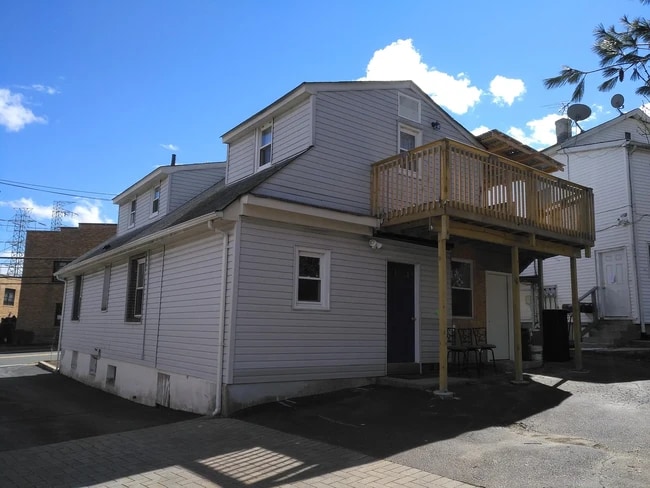 Building Photo - 68 Ramapo Valley Rd