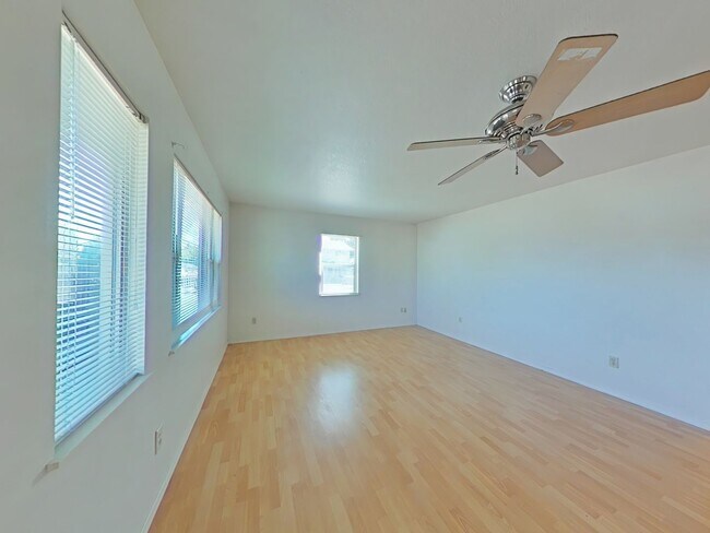 Foto del edificio - 3 Bedroom House + Bonus Room ~ Close to Ca...