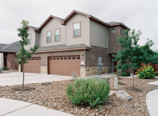 Building Photo - LUXURY TOWNHOME LOCATED IN BASTROP, TEXAS!