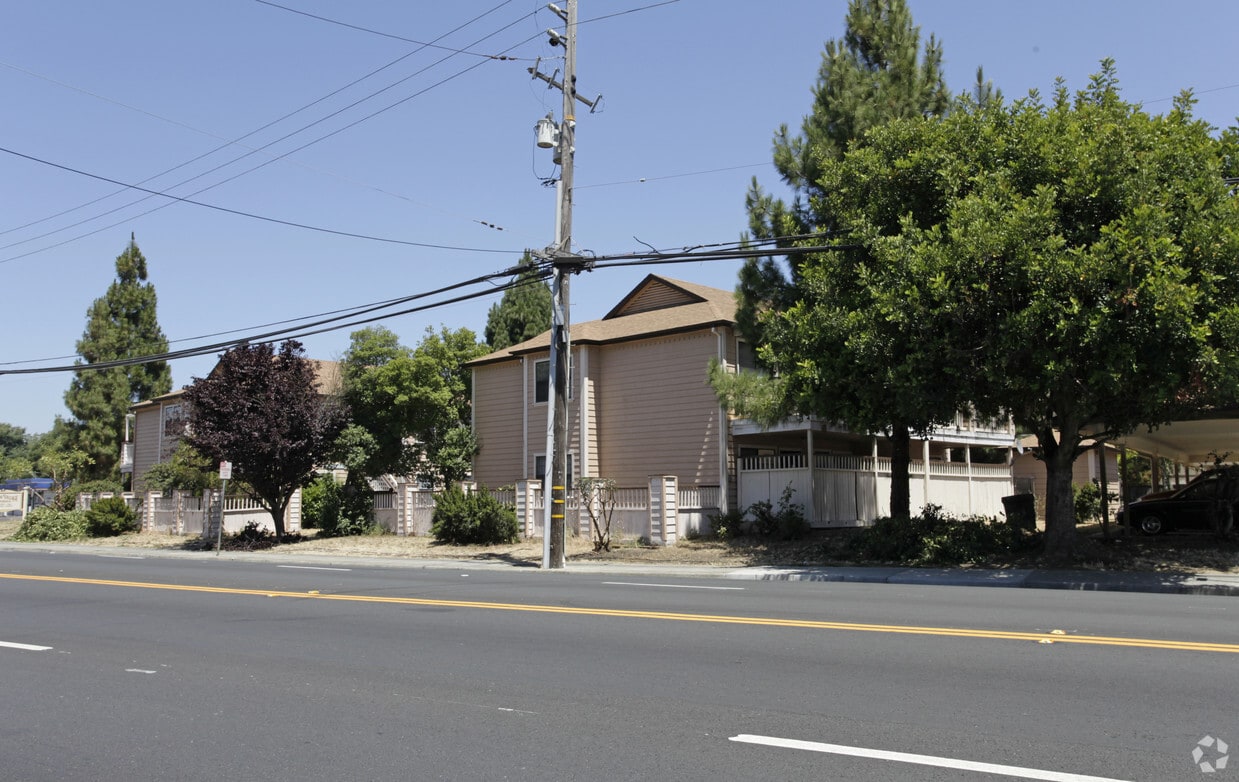 Building Photo - Colonial Village Apartments