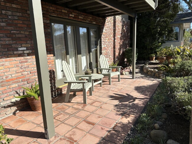 Building Photo - LIVE THE OCEAN BEACH LIFESTYLE!