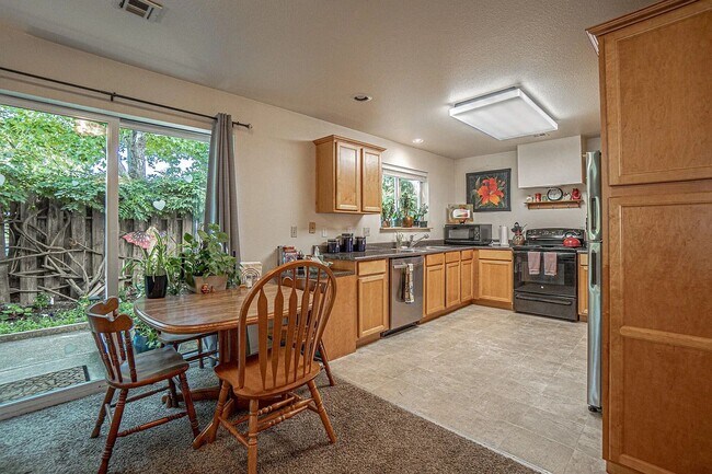 Building Photo - Unfurnished Two bedroom, Two bath Ground Floor Townhouse | Available June
