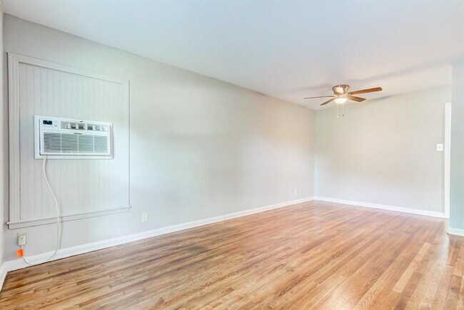 Foto del edificio - 6311 Sherwood Dr