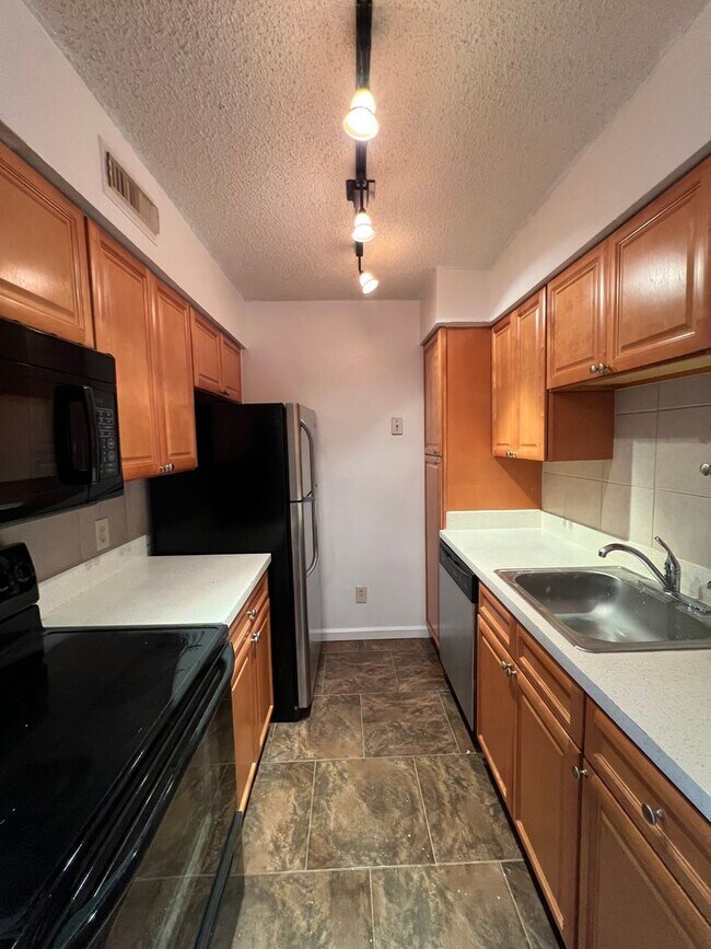 Building Photo - Beautiful 2 Bedroom 1 Bathroom condo in Al...