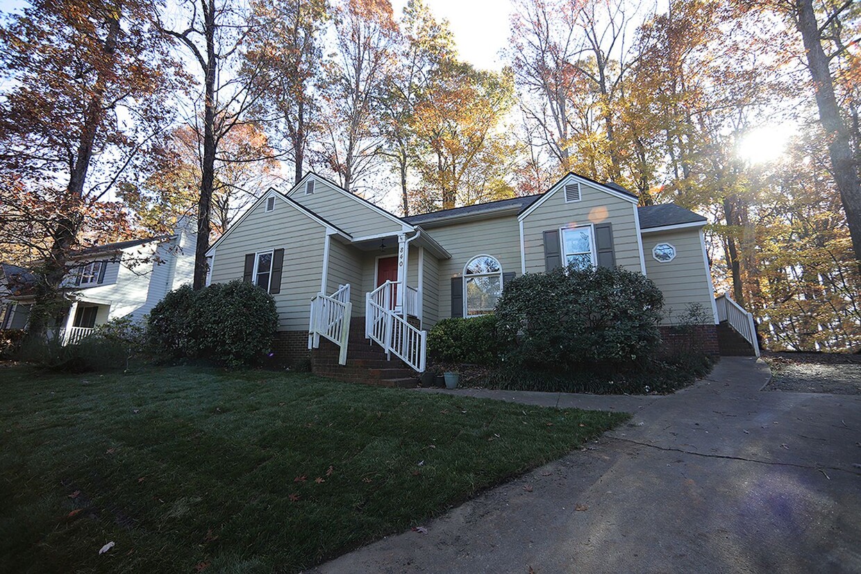 Foto principal - Ranch Home in Superb Downtown Cary Location