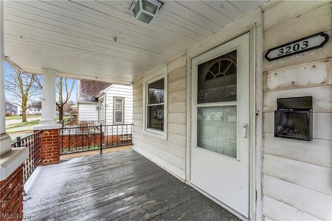 Building Photo - 3203 Ingleside Dr