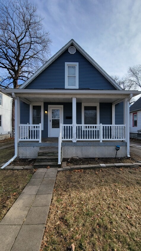 Primary Photo - 3 bedroom house with fenced backyard