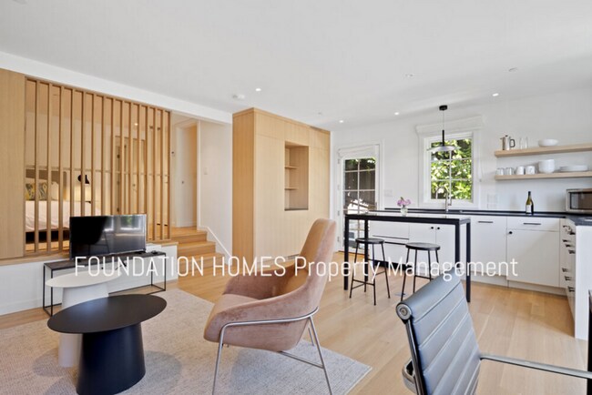 Building Photo - Stunning, Newly constructed, Modern 1BD/1B...