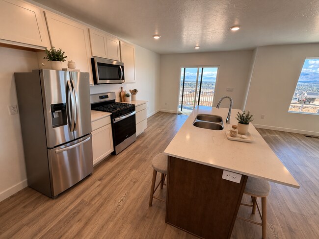 Building Photo - NEW TOWNHOME READY TO MOVE IN!