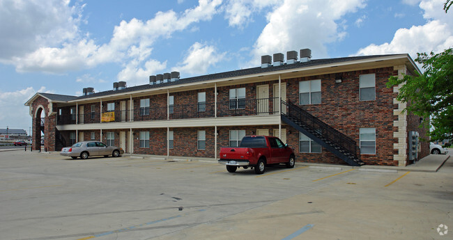 Summit Heights Apartments - 411 E Central TX Expwy