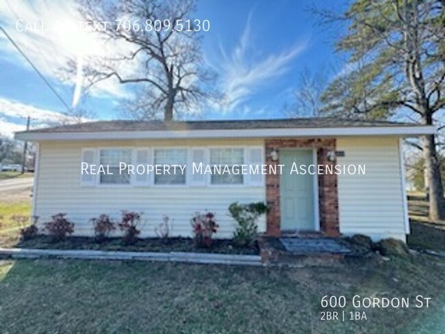 Building Photo - White Picket Fence Home in Chickamauga!