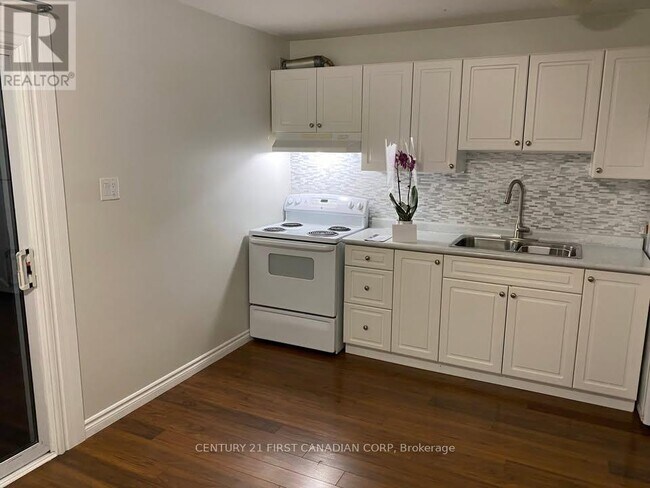 Building Photo - 70 Fiddlers Green Rd