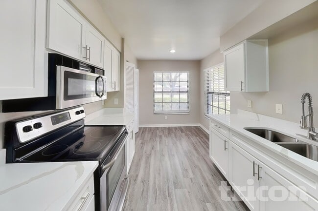 Building Photo - 947 Sandywood Dr