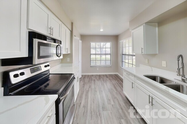 Foto del edificio - 947 Sandywood Dr