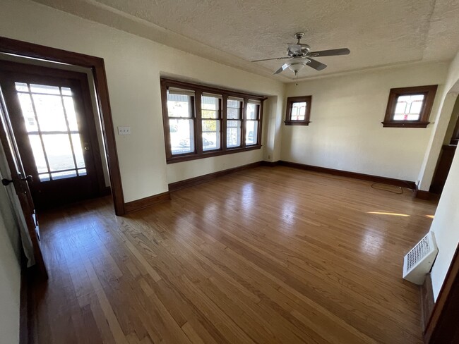 Warm Entryway - 3229 S Springfield Ave