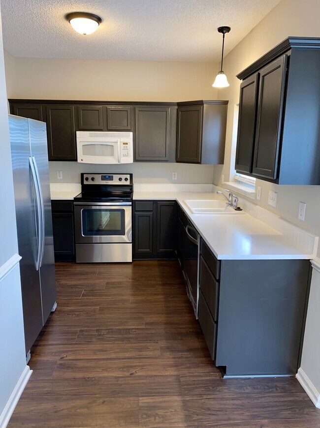 Building Photo - You can't miss this DEAL!
