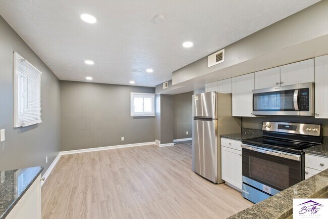 Building Photo - 3012/3014 Menke Cir