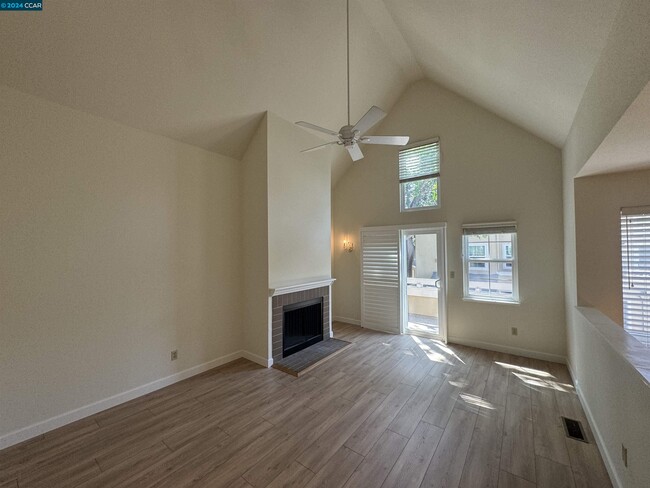 Building Photo - 227 Kingston Way